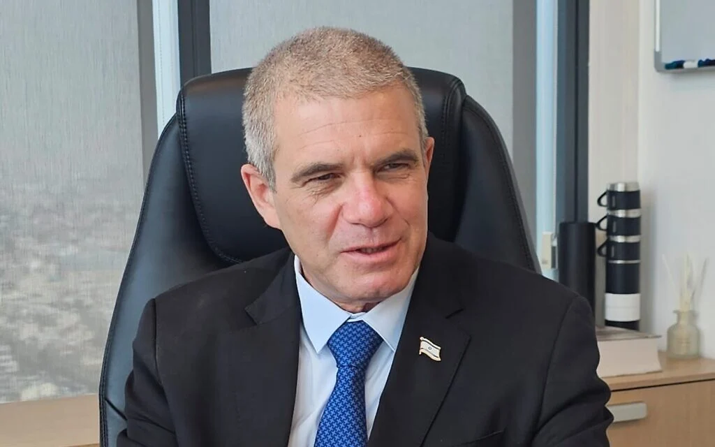 يتحدث غال هيرش، المسؤول الحكومي عن ملف الرهائن، إلى تايمز أوف إسرائيل من مقره في بني براك، في 30 يناير 2026. (Prime Minister's Office) يتحدث غال هيرش، المسؤول الحكومي عن ملف الرهائن، إلى تايمز أوف إسرائيل من مقره في بني براك، في 30 يناير 2026. (Prime Minister's Office)