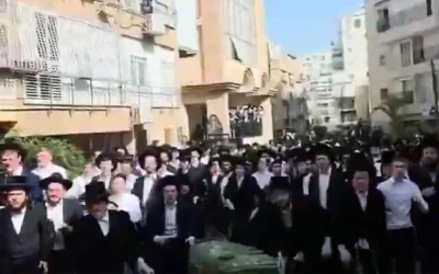 الحشد الذي طارد جنديتين في بني براك في 15 فبراير 2026 (Screen grab/David Keshet/X)