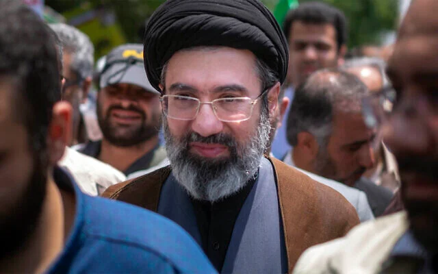 مجتبى خامنئي، نجل المرشد الأعلى الإيراني القتيل آية الله علي خامنئي، يشارك في مظاهرة بمناسبة يوم القدس في طهران، إيران، 31 مايو 2019. (Morteza Nikoubazl/NurPhoto/Reuters) مجتبى خامنئي، نجل المرشد الأعلى الإيراني القتيل آية الله علي خامنئي، يشارك في مظاهرة بمناسبة يوم القدس في طهران، إيران، 31 مايو 2019. (Morteza Nikoubazl/NurPhoto/Reuters)