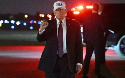 وصل الرئيس الأمريكي دونالد ترامب إلى مطار بالم بيتش الدولي في ويست بالم بيتش، فلوريدا، في 27 فبراير/شباط 2026. ويقضي عطلة نهاية الأسبوع في منتجعه مالاغو. (Mandel NGAN / AFP)
