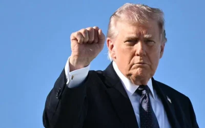 الرئيس الأمريكي دونالد ترامب يشير بيده أثناء صعوده إلى طائرة الرئاسة "إير فورس ون" قبل مغادرته مطار بالم بيتش الدولي في ويست بالم بيتش، فلوريدا، في الأول من مارس 2026، في طريقه إلى واشنطن العاصمة. (Mandel NGAN / AFP)