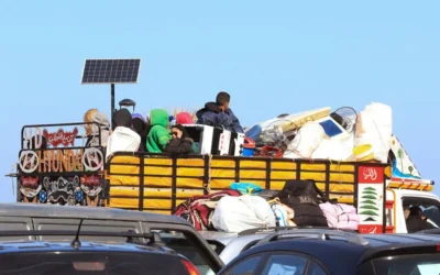 عائلة تستقل شاحنة بينما يفر سائقون من قرى في جنوب لبنان عبر الطريق الساحلي المار بمدينة صيدا في 2 مارس 2026. (Mahmoud ZAYYAT / AFP)