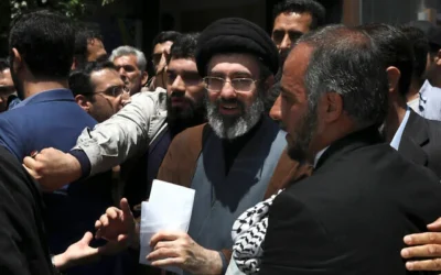 مجتبى، نجل المرشد الأعلى الإيراني آية الله علي خامنئي، في الوسط، يحضر مسيرة يوم القدس السنوية في طهران، إيران، في 31 مايو 2019. (AP/Vahid Salemi)