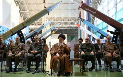 ملف: المرشد الأعلى الإيراني آنذاك، آية الله علي خامنئي، في الوسط، يرافقه قادة القوات المسلحة، يزور معرضاً لإنجازات القوة الجوية والفضائية التابعة للحرس الثوري الإسلامي، في إيران، 19 نوفمبر 2023. (Office of the Iranian Supreme Leader via AP)