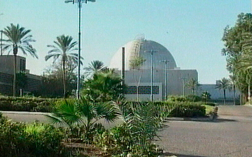 هذه الصورة الأرشيفية، المأخوذة من لقطات بثتها القناة العاشرة الإسرائيلية في 7 يناير 2005، تظهر ما زعمته القناة أنه المنشأة النووية الإسرائيلية بالقرب من ديمونا، وهي أول فيديو مفصل للموقع يتم عرضه للجمهور على الإطلاق. (Channel 10 via AP) هذه الصورة الأرشيفية، المأخوذة من لقطات بثتها القناة العاشرة الإسرائيلية في 7 يناير 2005، تظهر ما زعمته القناة أنه المنشأة النووية الإسرائيلية بالقرب من ديمونا، وهي أول فيديو مفصل للموقع يتم عرضه للجمهور على الإطلاق. (Channel 10 via AP)