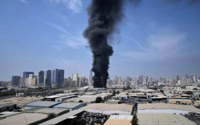 تصاعدت سحابة سوداء من الدخان من مستودع في المنطقة الصناعية بمدينة الشارقة في الإمارات العربية المتحدة، عقب تقارير عن ضربات إيرانية في دبي، الإمارات العربية المتحدة، 1 مارس 2026. (AP Photo/Altaf Qadri)
