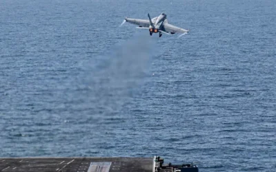 تُظهر هذه الصورة، التي قدمتها القيادة المركزية الأمريكية، طائرة من طراز إف/إيه-18إي سوبر هورنت وهي تقلع من حاملة الطائرات يو إس إس أبراهام لينكولن (سي في إن 72) في مهمة لدعم عملية ’الغضب الملحمي’، في 28 فبراير 2026.  (US Navy via AP)