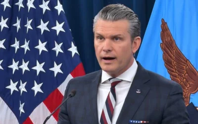 يتحدث وزير الحرب الأمريكي بيت هيغسيث خلال إيجاز صحفي في البنتاغون في واشنطن، 4 مارس 2026. (AP/Konstantin Toropin)