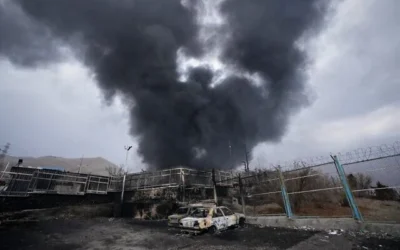 تصاعدت سحابة كثيفة من الدخان من منشأة لتخزين النفط أصابتها غارة إسرائيلية في وقت متأخر من يوم السبت في طهران، إيران، 8 مارس 2026. (AP Photo/Vahid Salemi)