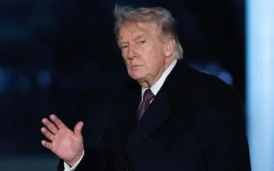 الرئيس الأمريكي دونالد ترامب يلوح لوسائل الإعلام أثناء سيره في الحديقة الجنوبية عند وصوله إلى البيت الأبيض، في 15 مارس 2026، في واشنطن. (AP Photo/Jose Luis Magana)