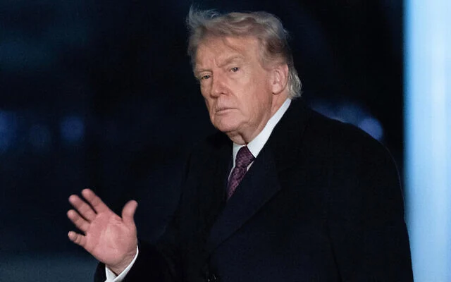 الرئيس الأمريكي دونالد ترامب يلوح لوسائل الإعلام أثناء سيره في الحديقة الجنوبية عند وصوله إلى البيت الأبيض، في 15 مارس 2026، في واشنطن. (AP Photo/Jose Luis Magana) الرئيس الأمريكي دونالد ترامب يلوح لوسائل الإعلام أثناء سيره في الحديقة الجنوبية عند وصوله إلى البيت الأبيض، في 15 مارس 2026، في واشنطن. (AP Photo/Jose Luis Magana)