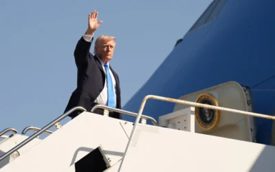 الرئيس دونالد ترامب يلوح بيده أثناء صعوده طائرة "اير فورس وان" (Air Force One)، الاثنين 23 مارس 2026، في مطار بالم بيتش الدولي في ويست بالم بيتش، فلوريدا. (AP/Mark Schiefelbein)