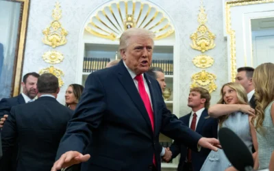 يتحدث الرئيس الأمريكي دونالد ترامب مع المراسلين خلال مراسم أداء القسم لوزير الأمن الداخلي ماركواين مولين في المكتب البيضاوي بالبيت الأبيض، 24 مارس 2026، في واشنطن. (AP Photo/Alex Brandon)