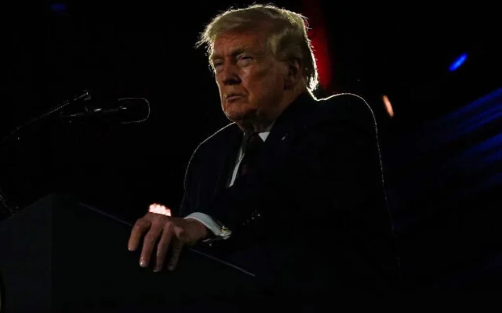 الرئيس الأمريكي دونالد ترامب يتحدث في حفل العشاء السنوي لجمع التبرعات للجنة الوطنية الجمهورية للكونغرس (NRCC)، في محطة "يونيون ستيشن" في واشنطن، 25 مارس 2026. (Julia Demaree Nikhinson/AP)