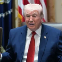 الرئيس الأمريكي دونالد ترامب يتحدث خلال اجتماع للحكومة في البيت الأبيض، 26 مارس 2026، في واشنطن. (AP/Alex Brandon)
