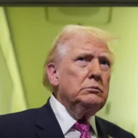 الرئيس الأمريكي دونالد ترامب يتحدث إلى الصحفيين على متن طائرة "اير فورس ون" في طريق العودة من وست بالم بيتش، فلوريدا، إلى قاعدة أندروز المشتركة، ماريلاند، 29 مارس 2026. (Mark Schiefelbein/AP)