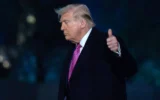 الرئيس الأمريكي دونالد ترامب يلوح لوسائل الإعلام أثناء سيره في الحديقة الجنوبية عند وصوله إلى البيت الأبيض، 29 مارس 2026، في واشنطن. (AP Photo/Jose Luis Magana)