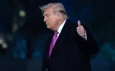 الرئيس الأمريكي دونالد ترامب يلوح لوسائل الإعلام أثناء سيره في الحديقة الجنوبية عند وصوله إلى البيت الأبيض، 29 مارس 2026، في واشنطن. (AP Photo/Jose Luis Magana)