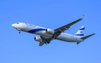 طائرة تابعة لشركة "إل عال" تقلع من مطار بن غوريون الدولي، خارج تل أبيب، 5 مارس 2026. (Avshalom Sassoni/Flash90)