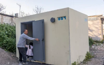 يهرع الناس إلى ملجأ عام في مدينة الرملة بعد انطلاق صافرة إنذار للتحذير من صواريخ قادمة من لبنان، 9 مارس 2026. (Yossi Aloni/Flash90)