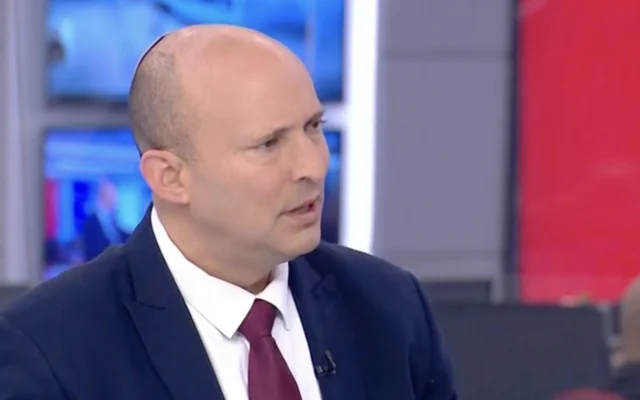 رئيس الوزراء الأسبق نفتالي بينيت يتحدث خلال مقابلة مع "القناة 12"، 26 مارس 2026.(Screen capture: Channel 12) رئيس الوزراء الأسبق نفتالي بينيت يتحدث خلال مقابلة مع "القناة 12"، 26 مارس 2026.(Screen capture: Channel 12)