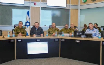 وزير الدفاع يسرائيل كاتس (وسط) يجتمع مع كبار ضباط الجيش الإسرائيلي في مركز القيادة الأرضي التابع للجيش، 12 مارس 2026. (Ariel Hermoni/Defense Ministry)