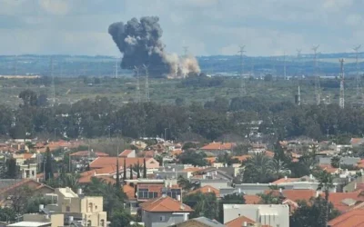 انفجار صاروخ إيراني في منطقة مفتوحة بالقرب من الخضيرة (Hadera) في 25 مارس 2026 (X/ تم الاستخدام بموجب المادة 27أ من قانون حقوق الطبع والنشر).
