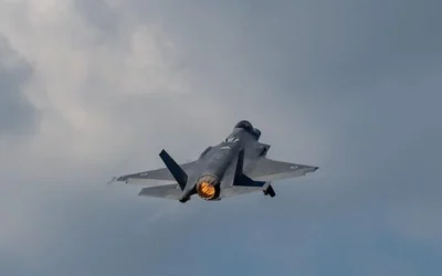طائرة مقاتلة من طراز F-35I تابعة لسلاح الجو الإسرائيلي تقلع من قاعدة جوية في إسرائيل لشن ضربات في إيران، في صورة وزعت ونُشرت في 4 مارس 2026. (Israel Defense Forces)