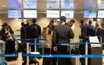 مسافرون عند مكاتب تسجيل الوصول قبل صعودهم على متن أولى الرحلات المغادرة منذ إغلاق المجال الجوي الإسرائيلي في 28 فبراير، مغادرين مطار بن غوريون في تل أبيب، 8 مارس 2026. (Courtesy of Israel Airports Authority)