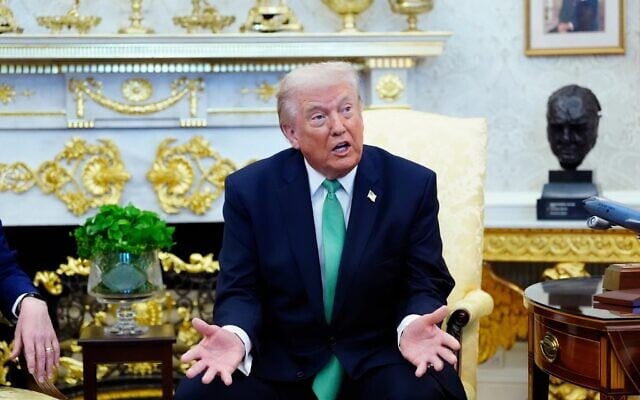 الرئيس الأمريكي دونالد ترامب يتحدث خلال اجتماع مع رئيس الوزراء الأيرلندي، ميشيل مارتن، في المكتب البيضاوي بالبيت الأبيض، بمناسبة عيد القديس باتريك، الثلاثاء 17 مارس 2026، في واشنطن. (AP Photo/Alex Brandon)