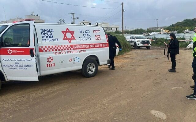 المسعفون يصلون إلى موقع حادثة إطلاق نار دامية في مدينة الطيرة، وهي مدينة عربية في وسط البلاد، صباح يوم 16 مارس 2026. (Magen David Adom)
