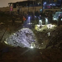 تتفقد قوات الإنقاذ موقع الاصطدام حيث سقط صاروخ إيراني في حي سكني في بيتاح تكفا في 2 أبريل 2026. (Jack Guez/AFP)
