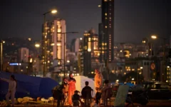 عائلة فرت من القصف الإسرائيلي في جنوب لبنان تدفئ نفسها حول نار بجوار خيام تستخدم كملاجئ في بيروت، لبنان، 31 مارس 2026. (AP Photo/Emilio Morenatti)