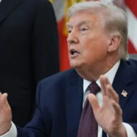 الرئيس الأمريكي دونالد ترامب يجيب على أسئلة الصحفيين بعد توقيع أمر تنفيذي في المكتب البيضاوي بالبيت الأبيض في واشنطن العاصمة، 31 مارس 2026. (AP/Alex Brandon)