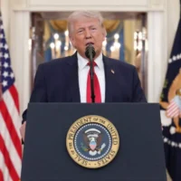 الرئيس الأمريكي دونالد ترامب يتحدث عن الحرب الإيرانية من القاعة المتقاطعة في البيت الأبيض في الأول من أبريل 2026، في واشنطن. (AP Photo/Alex Brandon, Pool)