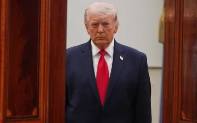 يصل الرئيس الأمريكي دونالد ترامب من الغرفة الزرقاء ليتحدث عن الحرب الإيرانية من القاعة المتقاطعة في البيت الأبيض في 1 أبريل 2026، في واشنطن. (AP Photo/Alex Brandon, Pool)