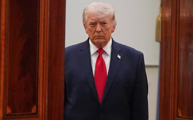 يصل الرئيس الأمريكي دونالد ترامب من الغرفة الزرقاء ليتحدث عن الحرب الإيرانية من القاعة المتقاطعة في البيت الأبيض في 1 أبريل 2026، في واشنطن. (AP Photo/Alex Brandon, Pool)