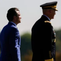 وزير الدفاع الأمريكي بيت هيغسيث، إلى اليسار، ورئيس أركان الجيش الأمريكي الجنرال راندي جورج يستعرضان القوات خلال مراسم اليوم الوطني للتقدير لأسرى الحرب والمفقودين في البنتاغون، 19 سبتمبر 2025، في واشنطن. (AP/Julia Demaree Nikhinson)