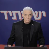 زعيم المعارضة يئير لبيد يدلي ببيان مصور، 31 مارس 2026. (Screenshot)