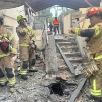 أضرار وقعت في روش هاعين في أعقاب هجوم صاروخي إيراني، 1 أبريل 2026. (Fire and Rescue Service)