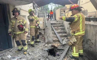 أضرار وقعت في روش هاعين في أعقاب هجوم صاروخي إيراني، 1 أبريل 2026. (Fire and Rescue Service)