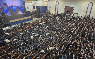 يتجمع حوالي 1,000 رجل من الأرثوذكس المتطرفين (الحريديم) في بني براك للمشاركة في فعالية بمناسبة عيد الفصح، على الرغم من قيود قيادة الجبهة الداخلية على التجمعات خلال وقت الحرب، في 5 أبريل 2026. (Daniel Nafusi)