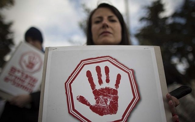 Bereaved Israeli families demonstrate with signs saying 'stop the release of terrorists,' in front of the prime minister's residence in Jerusalem, Wednesday, December 25, 2013 (photo credit: Yonatan Sindel/Flash 90)