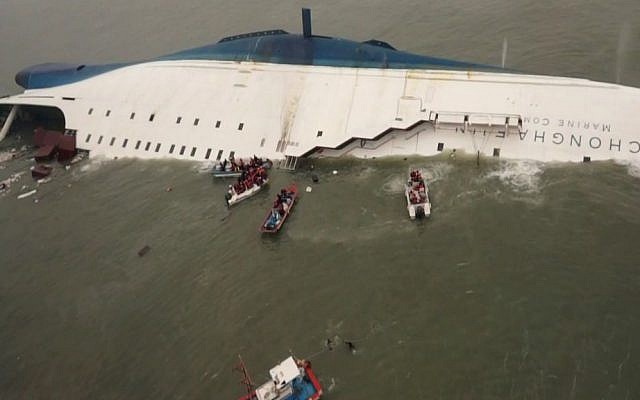 Coast guard members search for passengers near the sunken South Korean ferry Sewol on April 17, 2014. (photo credit: AFP PHOTO/ ED JONES)
