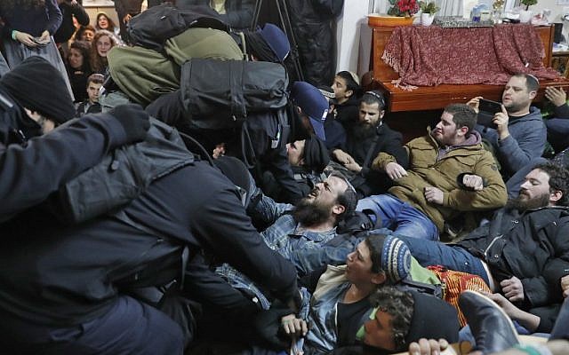 Israeli settlers scuffle with security forces at the Amona outpost during an evacuation operation on February 1, 2017. (AFP/Jack GUEZ)