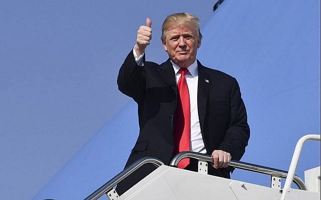 US President Donald Trump exits Air Force One at Palm Beach International Airport in Palm Beach, Florida, on December 22, 2017. (AFP Photo/Nicholas Kamm)