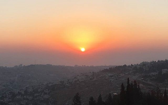 Sunrise at the Tayelet (Meir Charash)