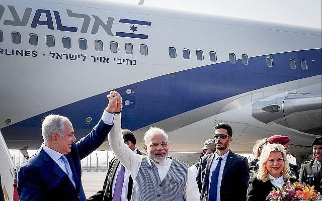 Prime Minister Benjamin Netanyahu and his wife Sara with Indian prime minister Narendra Modi as Netanyahu arrives in India on January 14, 2018. (Avi Ohayon/GPO)