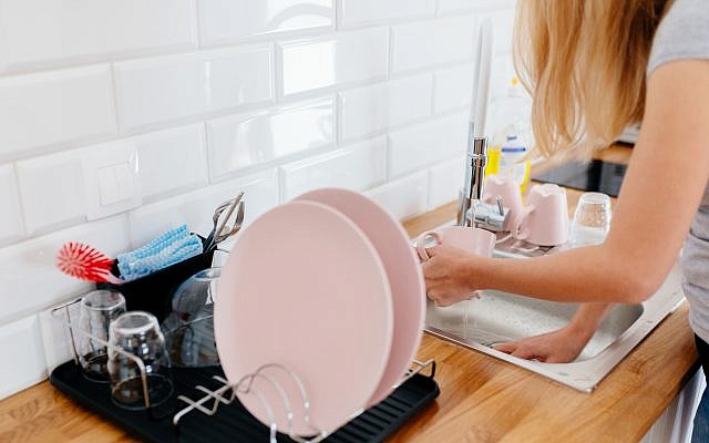 Illustrative: Washing dishes. (iStock)