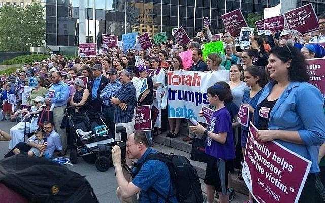 Protesters at a Jewish rally at the Immigration and Customs Enforcement headquarters in New York City demonstrate against the government’s border separation policy, June 21, 2018. (Ben Sales/JTA)